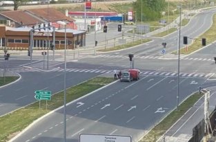 В Белграде два автомобиля не поделили пустую дорогу (3 фото)