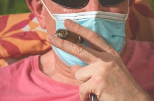 Российские врачи обратили внимание на связь между коронавирусом и курением (2 фото)