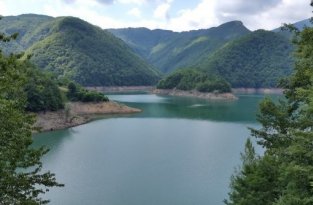 В Италии собираются осушить озеро, чтобы показать туристам средневековую деревню (7 фото)