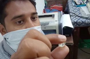 Миллионер из трущоб: шахтер из Индии нашел огромный алмаз и разбогател (3 фото)