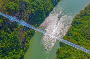 В Китае построили самый длинный стеклянный мост в мире (5 фото + 1 видео)