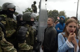 Санкции Европы, газ и «братки»: протесты в Белоруссии продолжаются (2 фото + 1 видео)