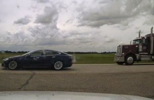 Когда уснул водитель: Tesla попыталась удрать от полиции (3 фото)