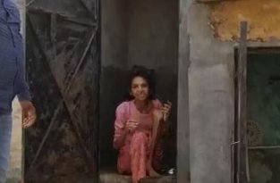 В Индии спасли женщину, 18 месяцев просидевшую в сортире по вине мужа: видео (3 фото)