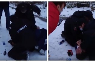 Полицейские жёстко скрутили мужчину из-за отсутствия маски (4 фото + 1 видео)