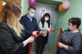 Красная лента и шарики: в Мурманской области торжественно открыли лифт для престарелых и инвалидов (3 фото)