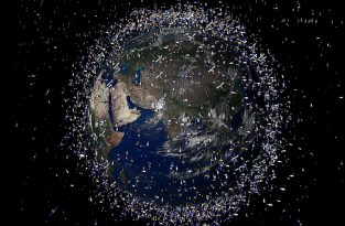 «Остров из пластика» в космосе: скопление мусора на орбите становится критическим (4 фото)