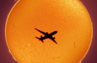 Невероятный снимок самолета на фоне Солнца (4 фото)