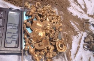 Мужчина из Индии нашел клад с драгоценностями на своем участке (4 фото)