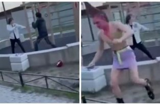 В Петербурге двое мужчин отлупили переодетых в женщин тиктокеров (3 фото + 1 видео)