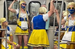 Модники и чудаки в метро (19 фото)