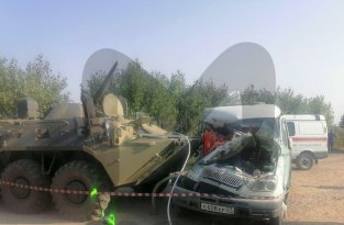 В Ставропольском крае бронетранспортёр протаранил маршрутку: есть жертвы (2 фото)