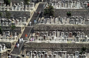 Необычное кладбище в Гонконге, построенное в виде амфитеатра (10 фото)