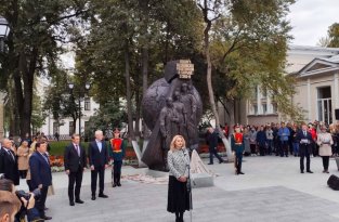 Дань подвигу: в Москве открыт памятник врачам, побеждающим коронавирус (2 фото + 1 видео)