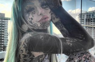 До чего доводит депрессия: Эмбер Люк нанесла себе больше 100 тату, чтобы измениться до неузнаваемости (10 фото)
