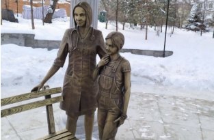 В Хабаровске установили неоднозначную скульптуру (3 фото)