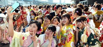 20-тилетние японцы в День совершеннолетия: бывают пьянки, погромы, драки (18 фото)