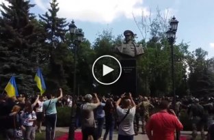 В Харькове скинули памятник Жукову
