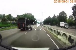Невнимательный мотоциклист влетел в грузовик