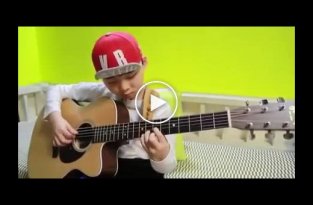 Маленький мальчик отлично играет на гитаре