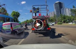 Невнимательный мотоциклист нашел свой трамвай