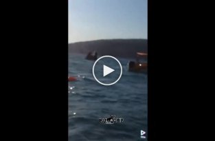 Кадры спасения пассажиров катамарана Атолл, перевернувшегося во время морской прогулки в Черном море