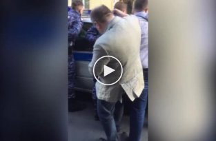 В Санкт-Петербурге задержали сотрудников Росгвардии, которые подбросили наркотики школьнику и вымогали деньги