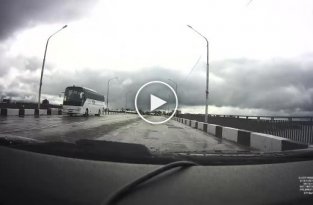 Пассажирский автобус врезался в ограждение на мосту в Костроме