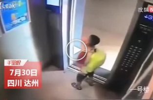 Мальчик долго мучал лифт, лифту это надоело