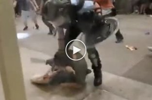 Протестующие в Гонконге напали на полицейского