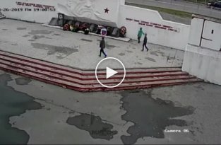 Подростки разрисовали памятник воинской славы в Росляково