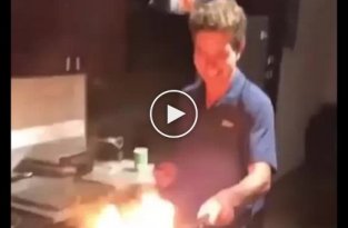 Никогда не делайте так с горящим маслом в сковородке