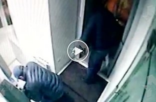 Похищение 11 млн рублей из банкомата в Москве попало на видео