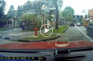 В Сингапуре маленький мальчик чудесным образом не пострадал оказавшись под автомобилем