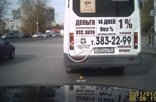 В Новосибирске водитель хотел объехать маршрутку и врезался в припаркованную машину