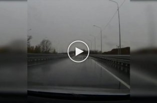 Быстрый водитель BMW устроил аварию на мосту в Волгоградской области