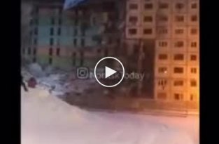 В Норильске собирались снести аварийную многоэтажку, но она рухнула самостоятельно