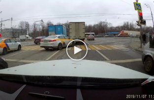 Потрясающий маневр таксиста в Москве попал на видео