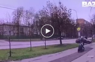 В Москве невнимательный водитель наехал на девушку с коляской