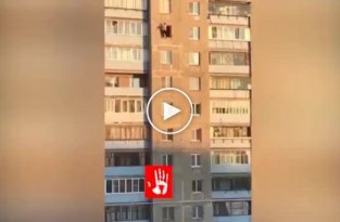 Во время вечеринки из съемной квартиры в Магнитогорске выпал парень (мат)
