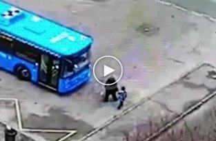 Автобус протаранил женщину с ребёнком в Москве