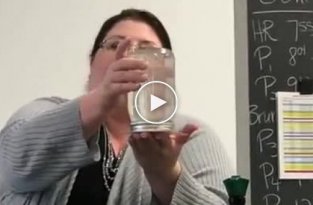 Фокус с водой на уроке физики