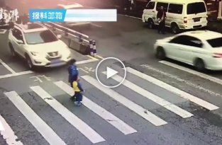 Маленький мальчик атаковал автомобиль, сбивший его маму