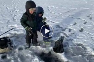 Брать детей на зимнюю рыбалку - не лучшая идея