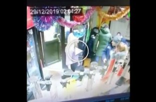 Мать и дочь напали с ножом на посетителя магазина
