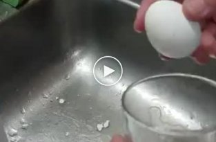 Быстрый способ почистить яйцо