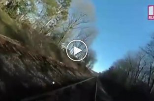 Преследовавшего подозреваемого полицейского сбил поезд