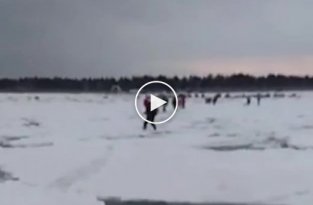 На Сахалине льдина с сотнями рыбаков оторвалась от берега