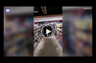 Покупательницу силой выволокли из супермаркета за то, что она была без маски