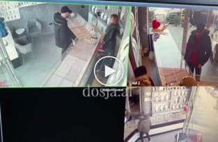Продавщица ювелирного магазина обезоружила грабителя